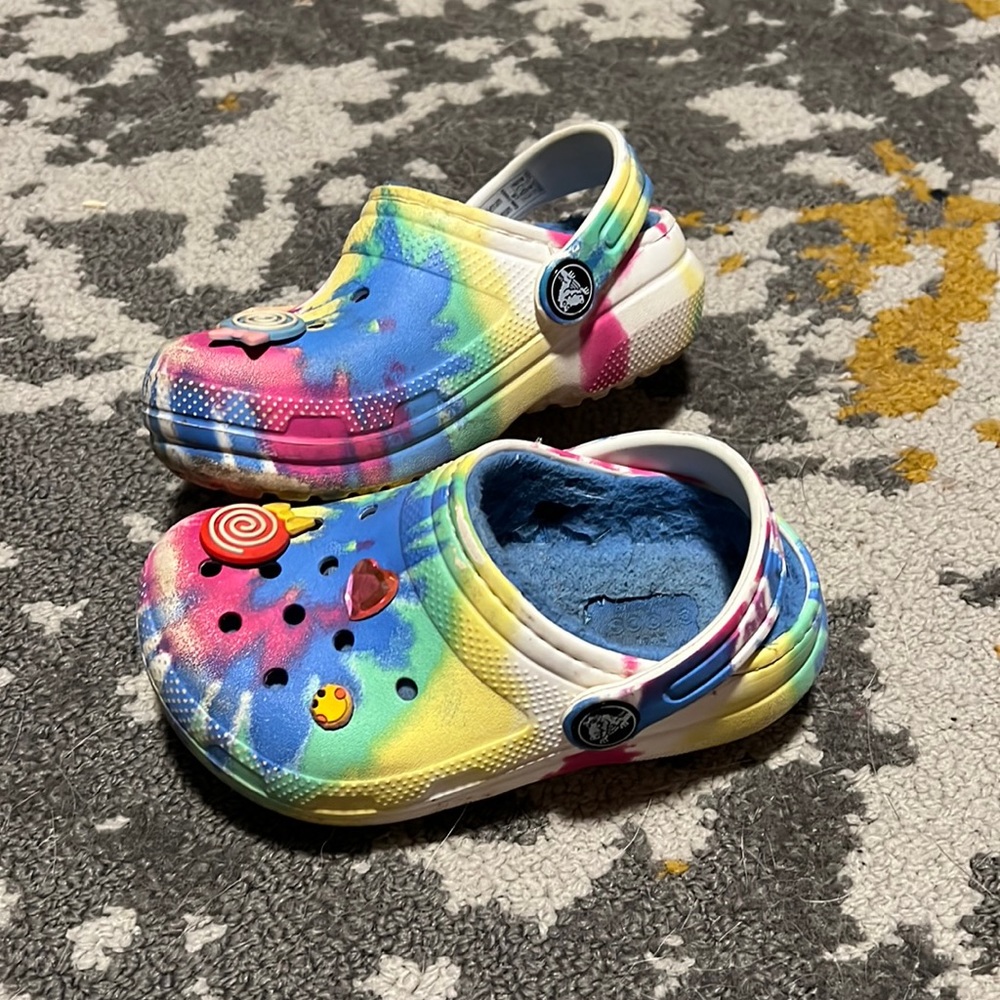 toddler size 8 fuzzy crocs